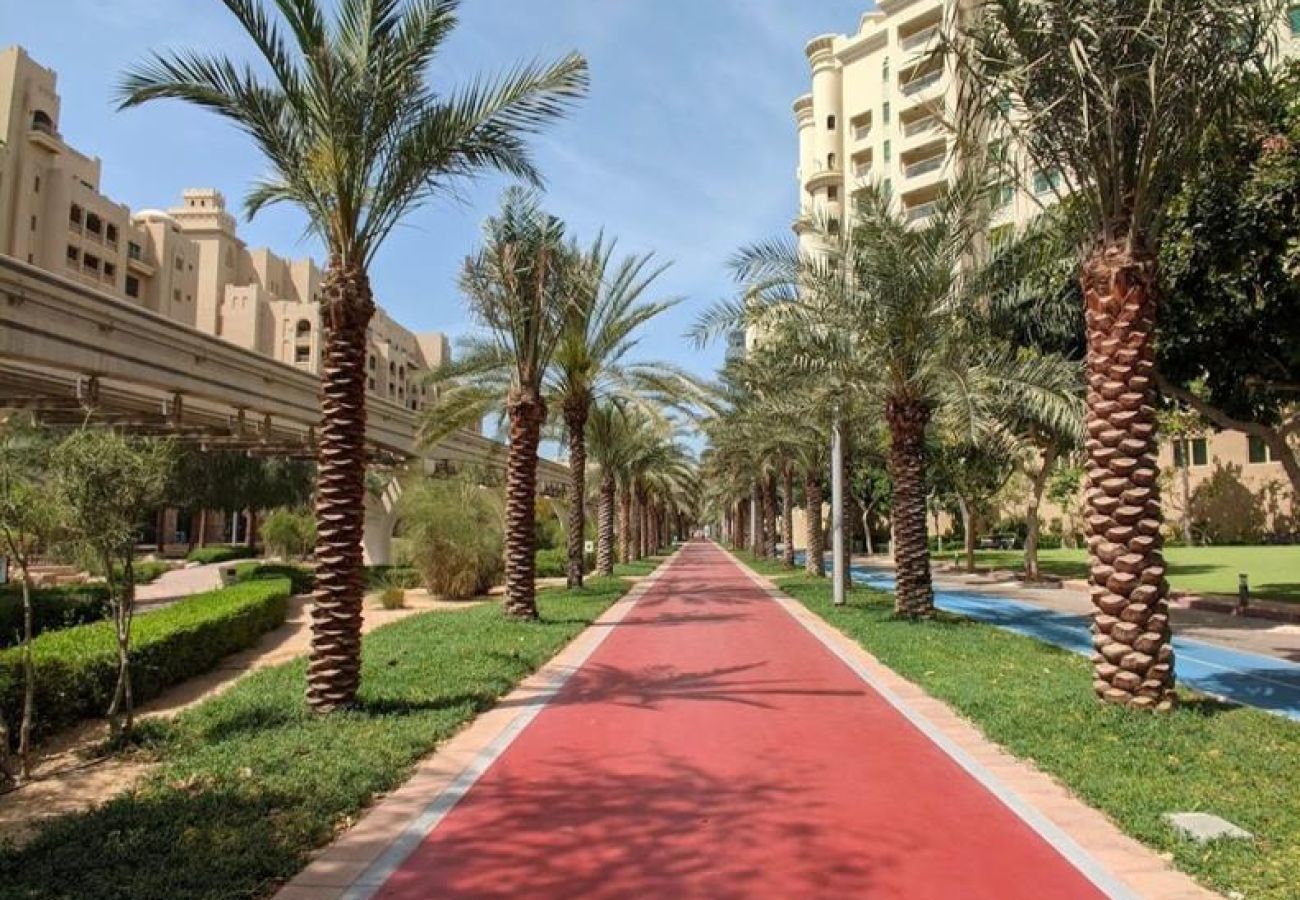 Apartment in Dubai - 2BR Palm Jumeirah with Beach Access & Complimentary Golf 