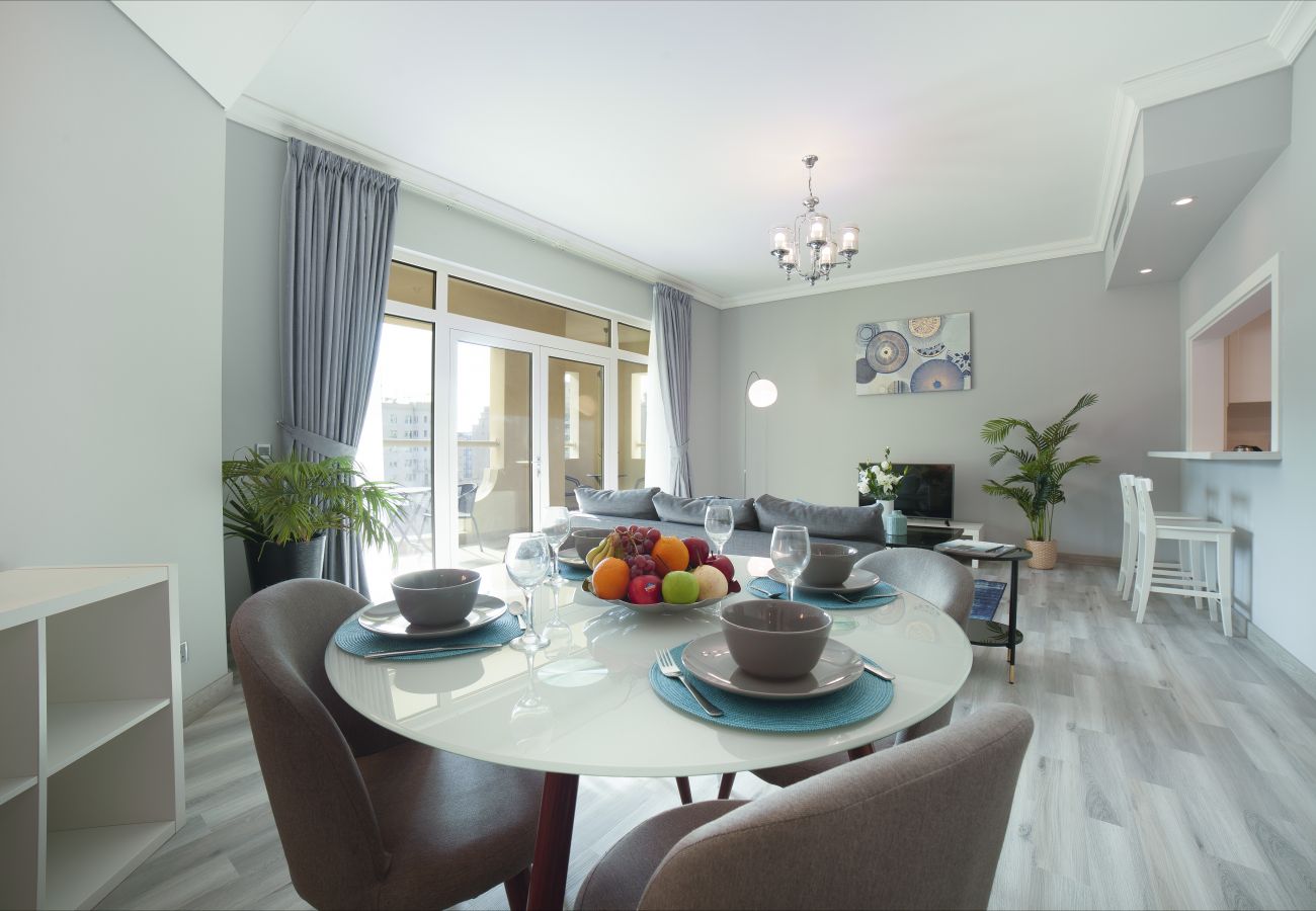 Apartment in Dubai - SOPHISTICATED 2BR IN SHORELINE 4 With Beach, Pool and Complimentary Golf