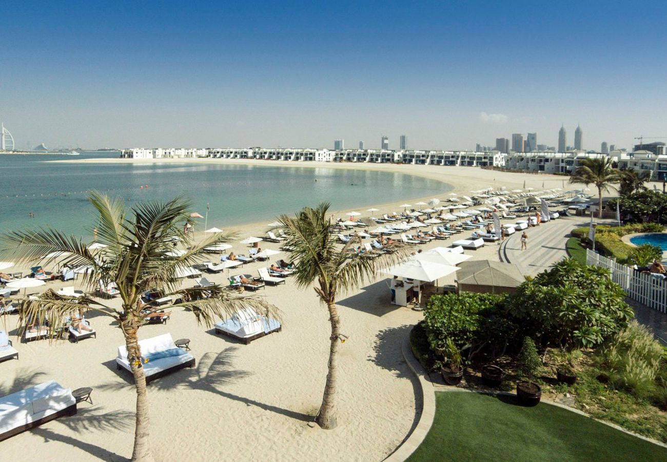 Apartment in Dubai - SOPHISTICATED 2BR IN SHORELINE 4 With Beach, Pool and Complimentary Golf