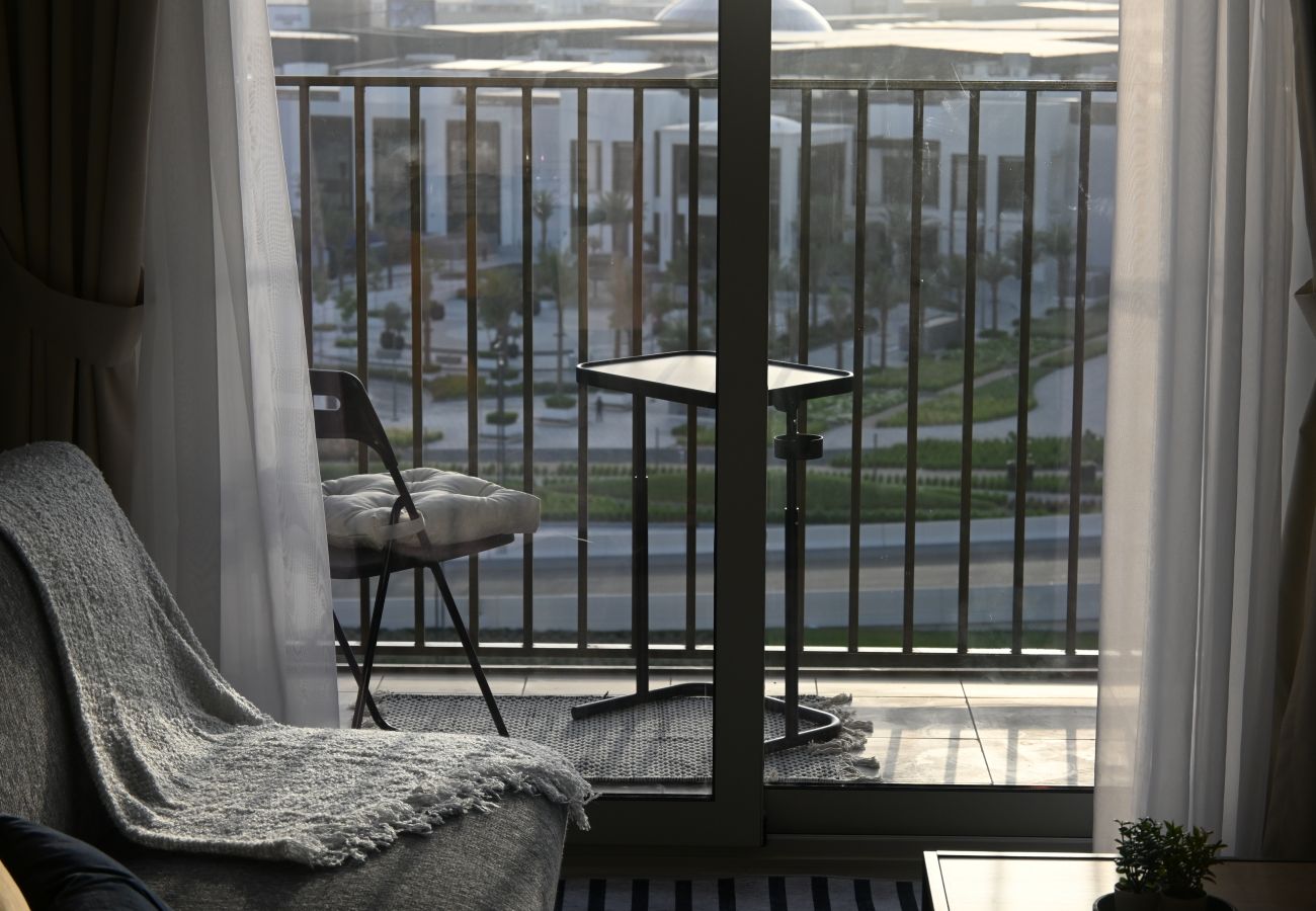 Apartment in Dubai - Contemporary 1BR Sleeps4 Balcony/Pool/Gym/DXBHills