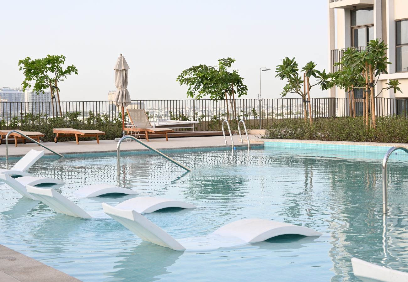 Apartment in Dubai - Contemporary 1BR Sleeps4 Balcony/Pool/Gym/DXBHills