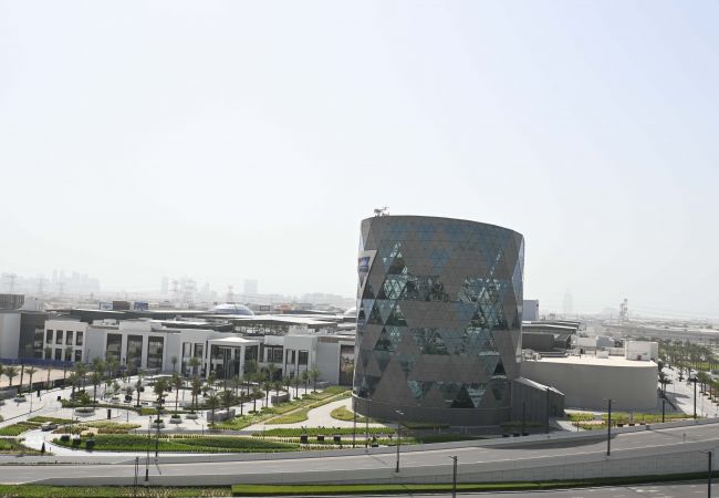 Apartment in Dubai - Modern Boho 1BR Sleeps4, Balcony/Pool/Gym/DXBHills