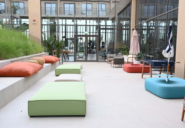 Apartment in Dubai - Modern Boho 1BR Sleeps4, Balcony/Pool/Gym/DXBHills