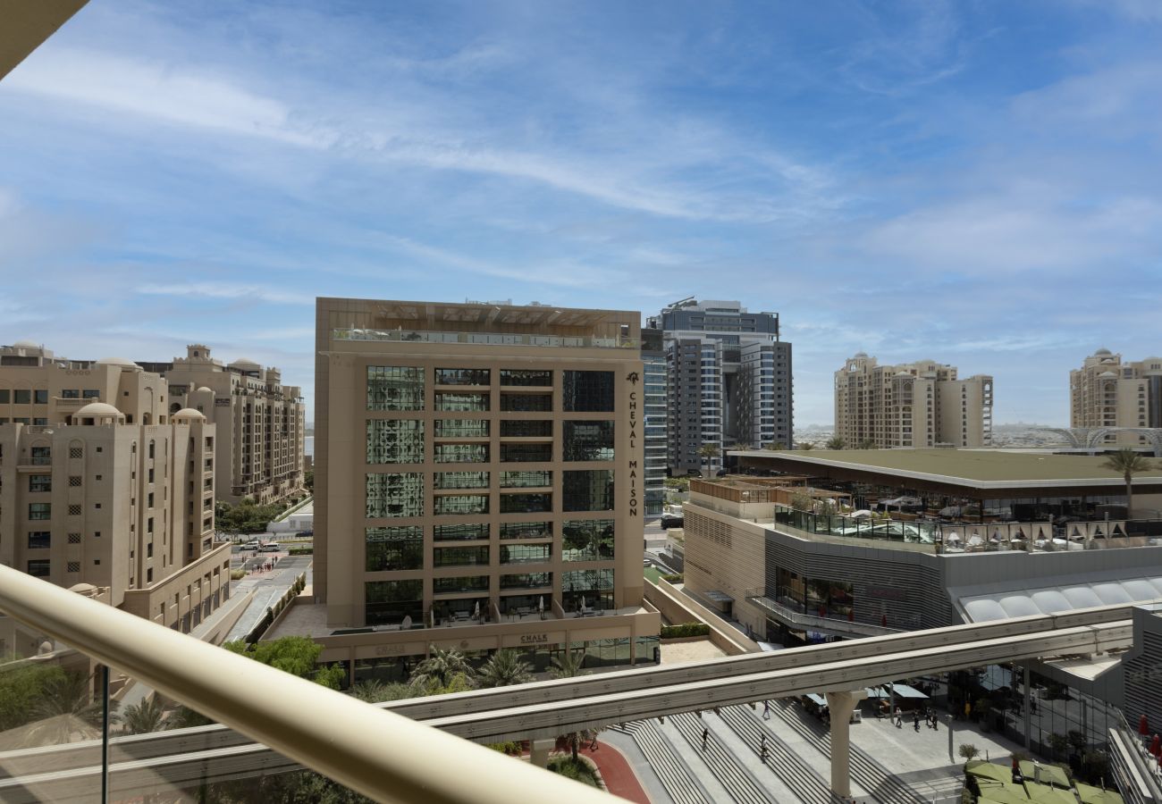 Apartment in Dubai - LUXE 1BR w/ Palm Skyline View & Easy Mall Access