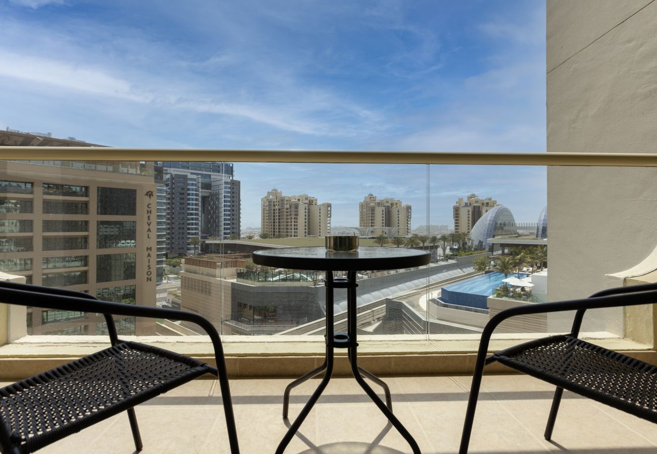 Apartment in Dubai - LUXE 1BR w/ Palm Skyline View & Easy Mall Access