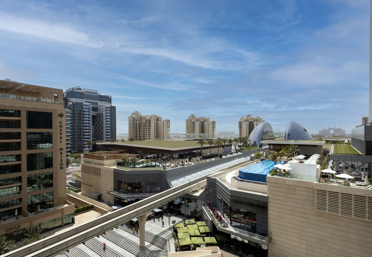 Apartment in Dubai - LUXE 1BR w/ Palm Skyline View & Easy Mall Access