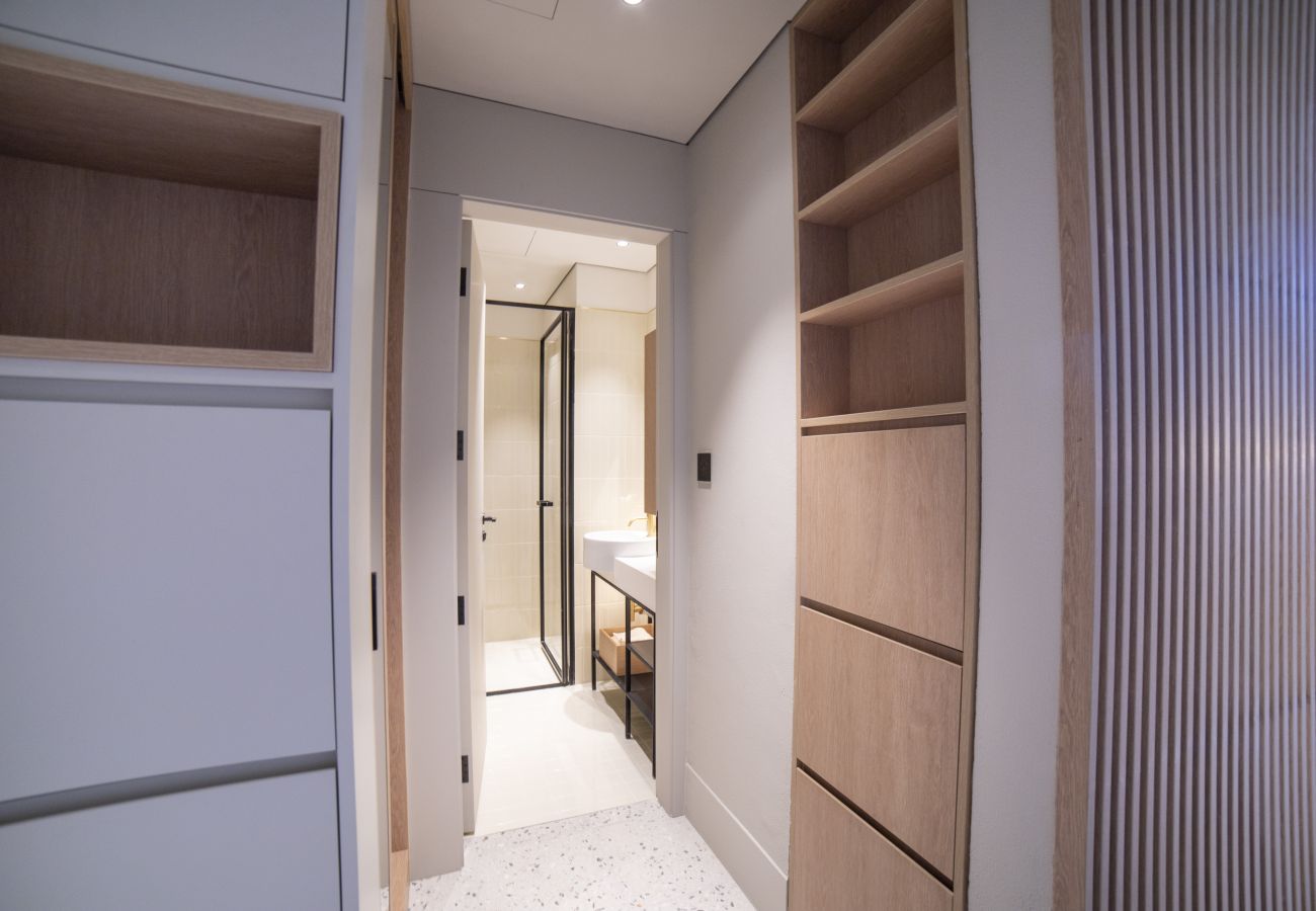 Apartment in Dubai - Upscale Studio w/ Burj View, Upside Living
