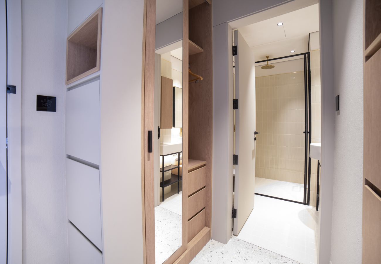 Apartment in Dubai - Upscale Studio w/ Burj View, Upside Living